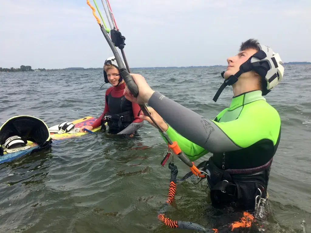 Ile zarabia instruktor kitesurfingu? Odkryj prawdę o wynagrodzeniach