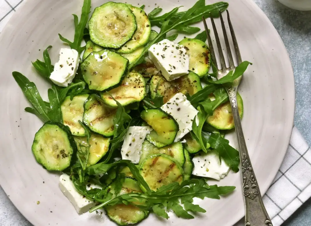 Jak zrobić sałatkę z cukinii – proste przepisy na pyszne danie