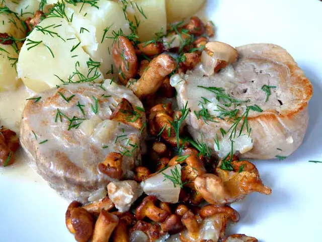 Jakie sekrety kryją polędwiczki drobiowe w sosie kurkowym? Poradnik