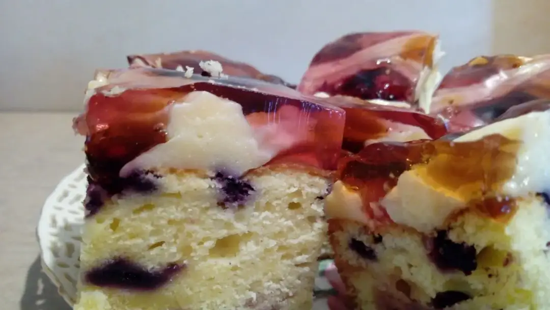 Prosty przepis na ciasto legumina – tradycyjny deser z owocami i budyniem