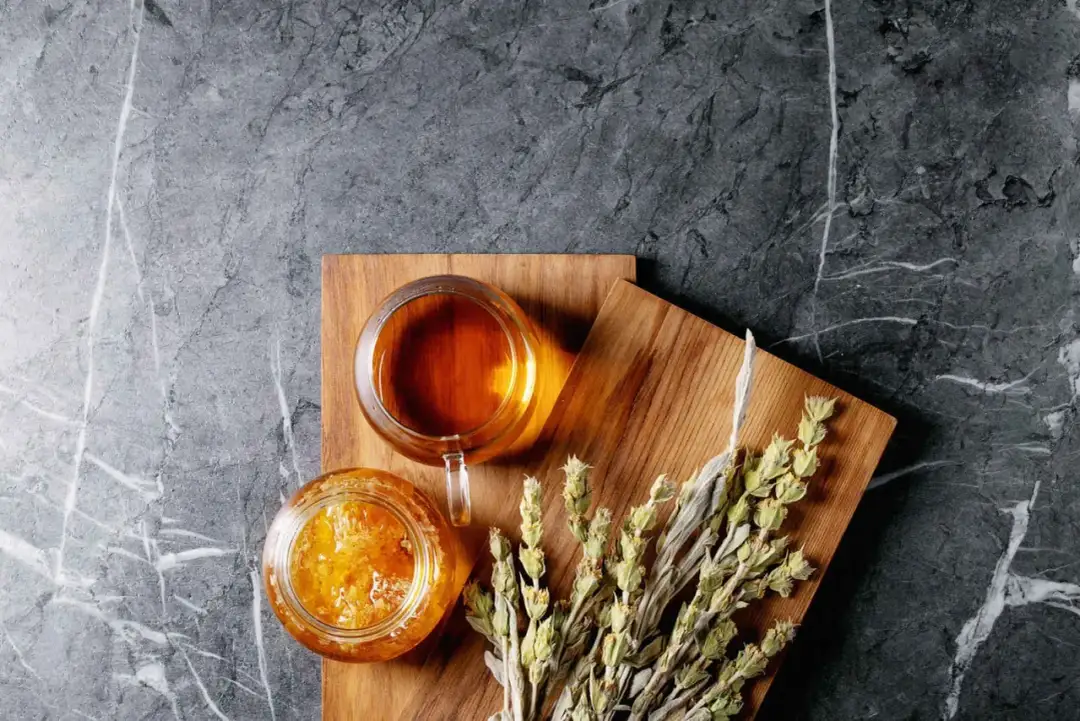 Jak zrobić grecką herbatę górską - prosta receptura na zdrowy napar