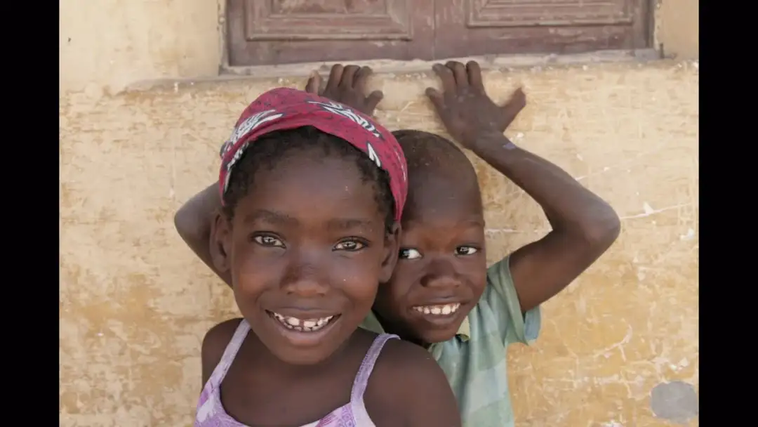 Jak żyją dzieci w Afryce: trudne warunki i ich codzienne zmagania