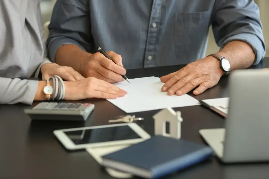 Ile prowizji pobiera biuro nieruchomości? Sprawdź, co musisz wiedzieć