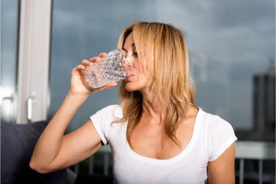 Skuteczne sposoby na suchość jamy ustnej – ulga i nawilżenie