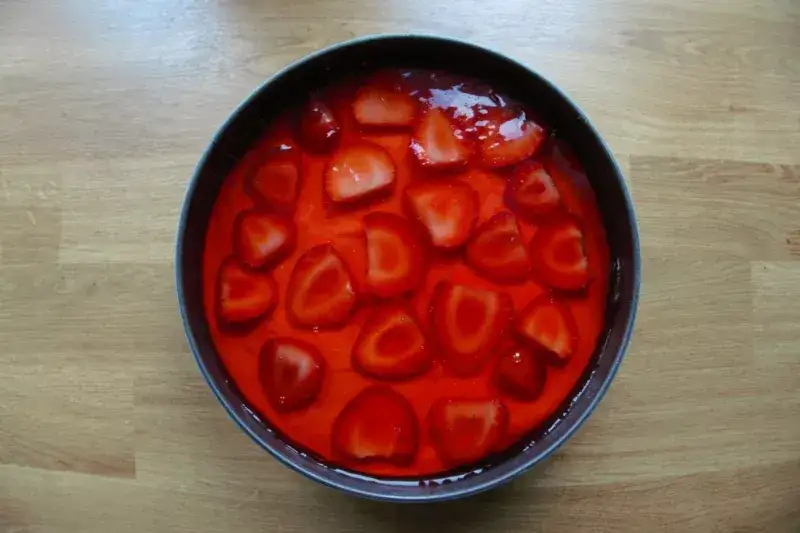 Jak zrobić sernik na zimno z serków homogenizowanych i galaretki, który zachwyci każdego