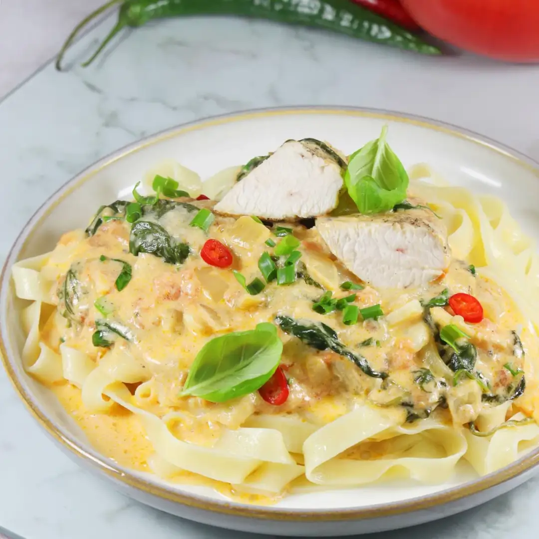 Pyszny makaron z kurczakiem w 15 minut. Prosty przepis bez wysiłku!