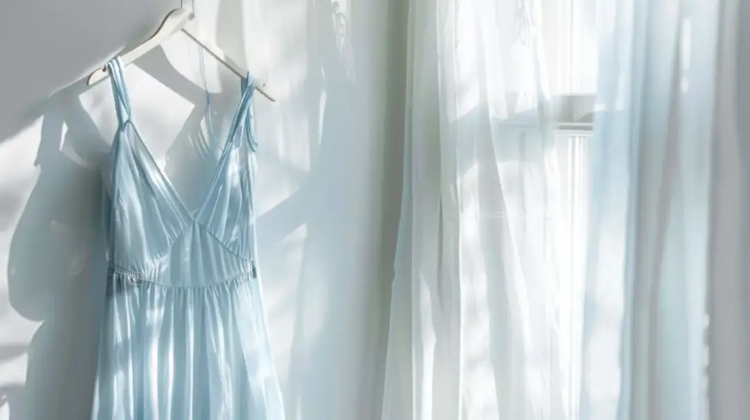 Dlaczego luźna sukienka na ramiączkach to must have tego sezonu?