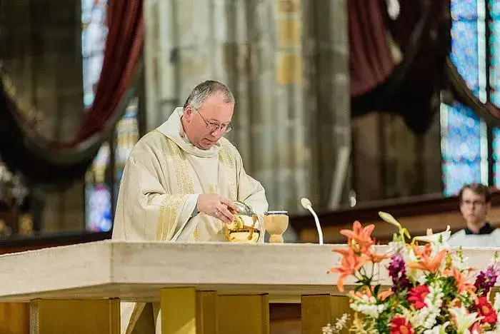 Jaka modlitwa zamiast mszy? Odkryj głębię osobistej modlitwy