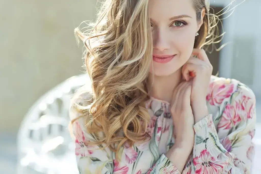 Jak wyglądać kobieco? Proste sposoby na podkreślenie swojej kobiecości każdego dnia