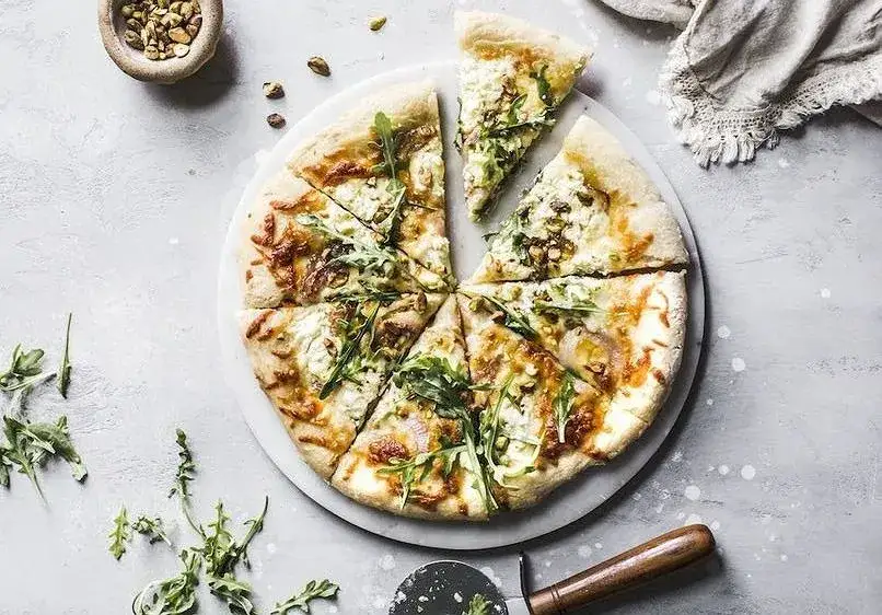 Ile waży pizza 30 cm? Zaskakujące różnice w wadze i dodatkach