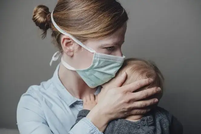 Skuteczne sposoby na ból gardła przy karmieniu piersią, które pomogą