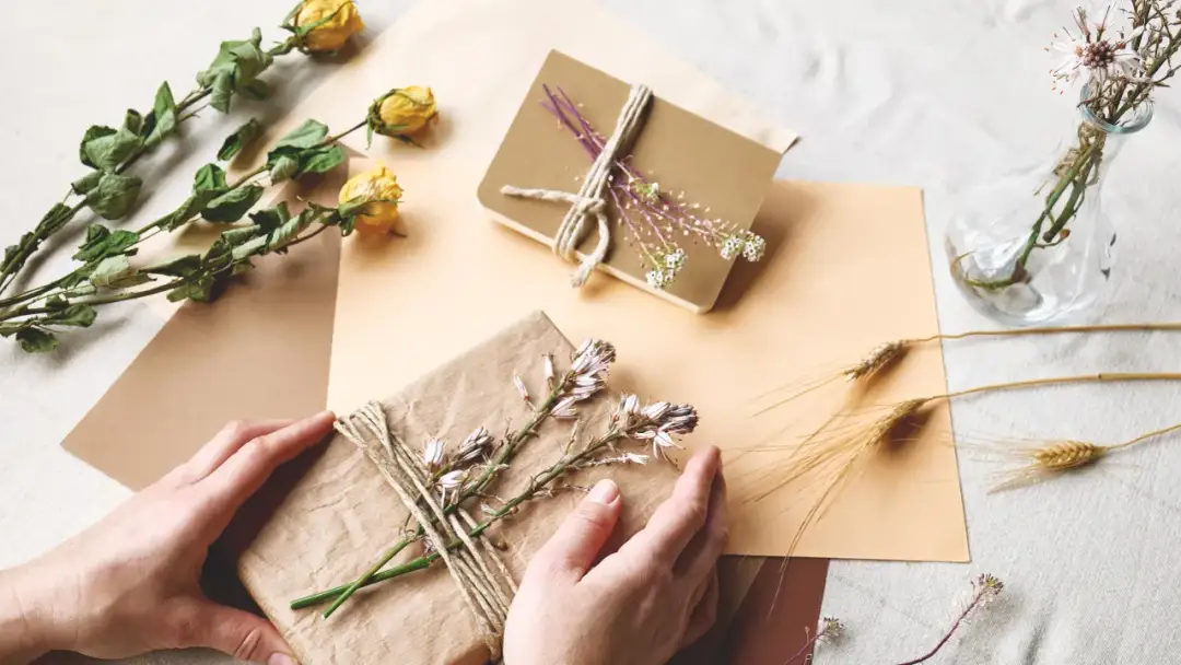 Prezent na rocznicę ślubu: 70+ pomysłów, które wzruszą i zachwycą