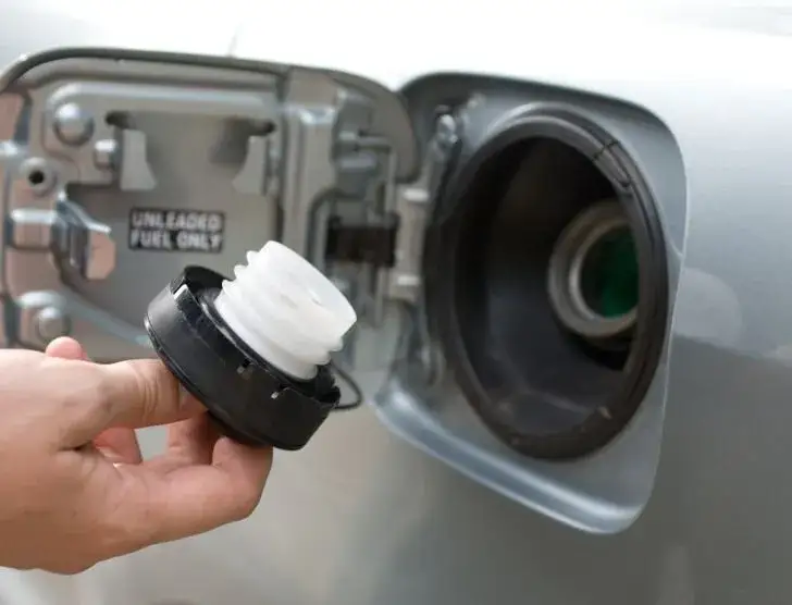 Czy da się wlać diesla do benzyny? Skutki i co robić w razie pomyłki