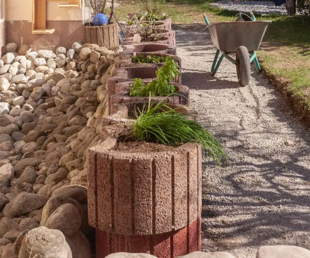 Układanie gazonów w ogrodzie – praktyczne porady, które zaskoczą każdego