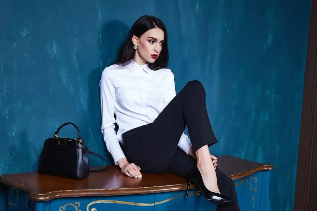 Spodnie bootcut co to znaczy i jak je nosić w modzie codziennej