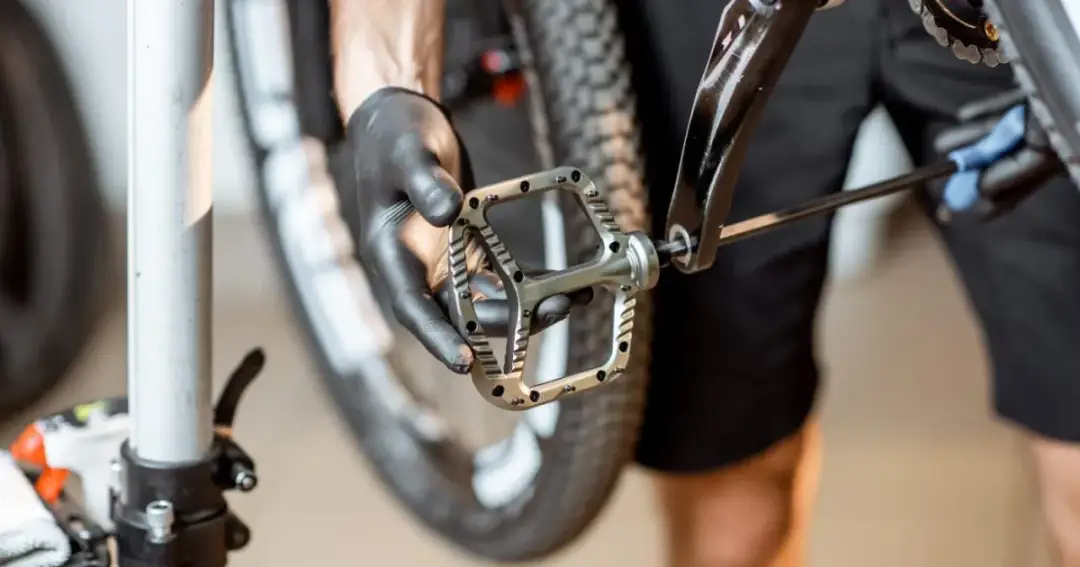 Jak wymienić pedały w rowerze - proste kroki, aby uniknąć problemów