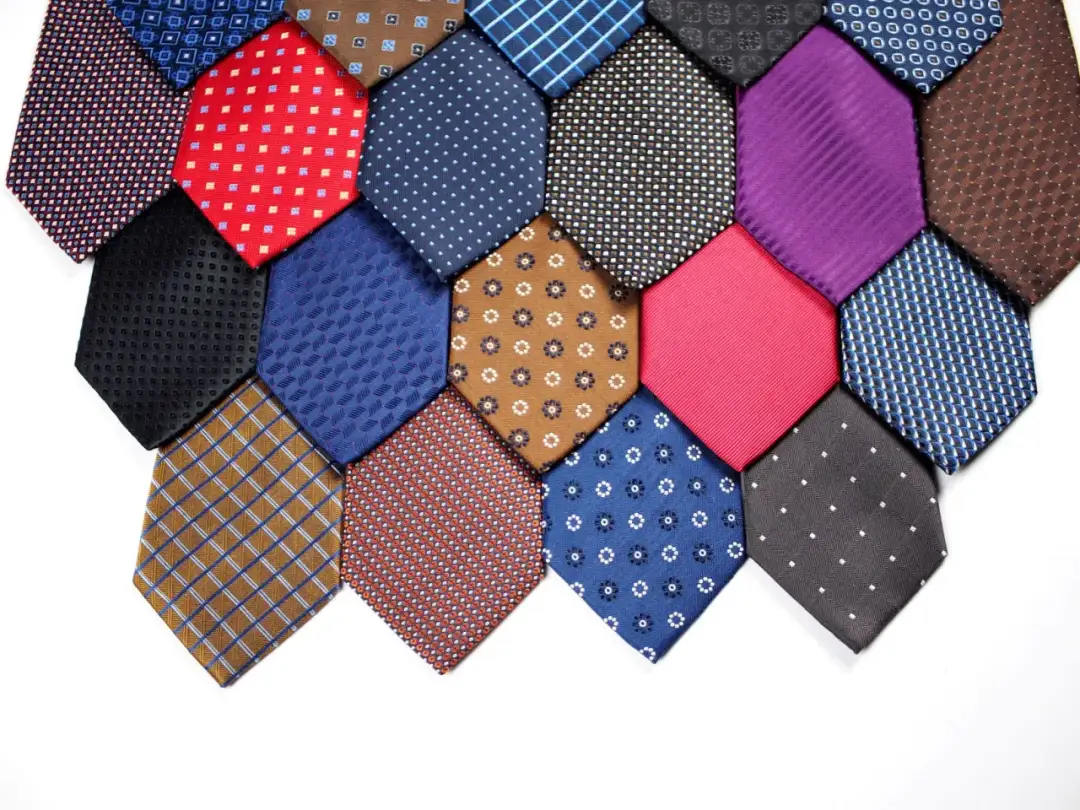 Jaki krawat do granatowej koszuli? Odkryj idealne połączenia kolorów