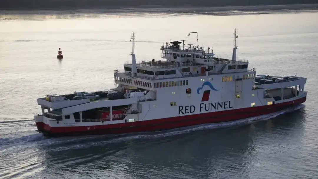 Prom Red Funnel z samochodami na pokładzie, płynący po wodzie. Zastanawiasz się, ile kosztuje prom do Anglii?