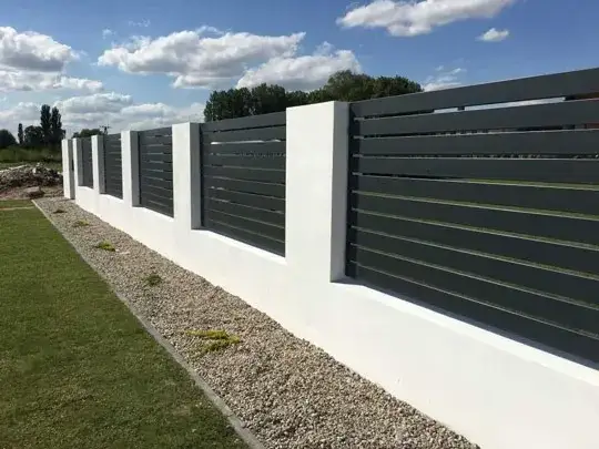 Jaki tynk na słupki ogrodzeniowe, aby uniknąć uszkodzeń i kosztów?