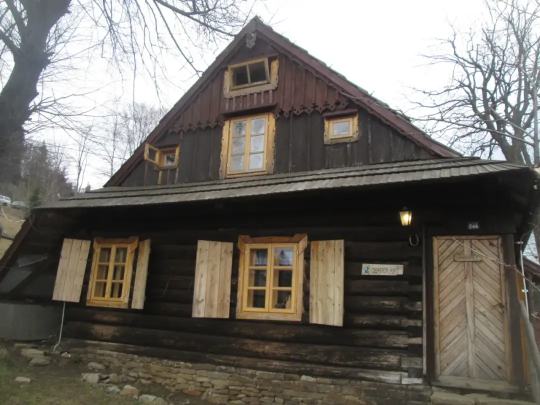 Chatka AKT na Pietraszonce: Prawda o "Puchatku" w Beskidach