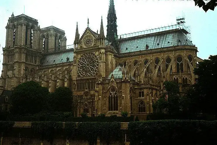 W jakiej epoce powstała katedra Notre-Dame i jej tajemnice architektury