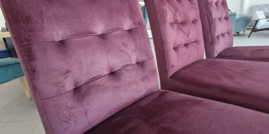 Jakie są teraz modne krzesła do salonu – trendy, które zachwycają