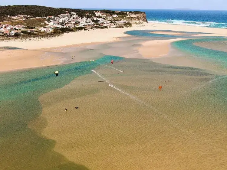 Najlepsze miejsca do kitesurfingu w Portugalii - gdzie je znaleźć