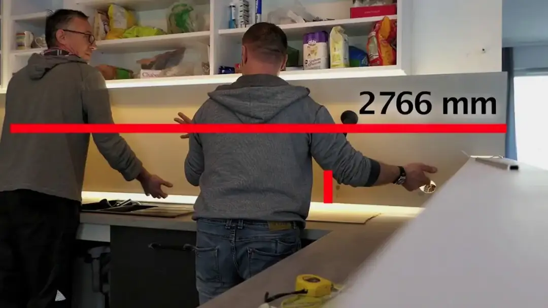 Jak zamontować panel szklany do kuchni - proste kroki i porady