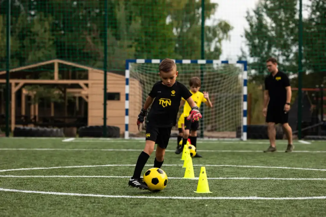 Piłka dla 7-8 latka - Trening przez zabawę i świadome wsparcie