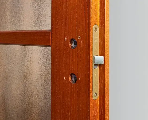 Jak zamontować zamek w drzwiach? Poradnik DIY krok po kroku
