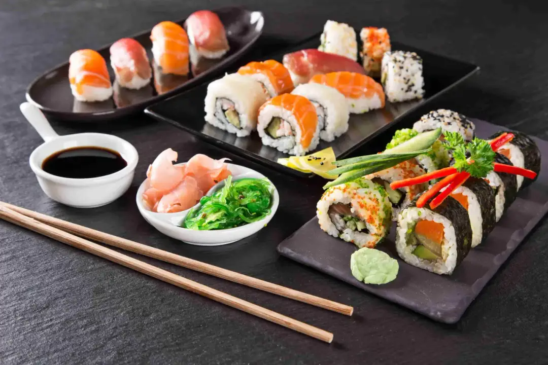 Co potrzeba do zrobienia sushi w domu? Proste składniki i akcesoria