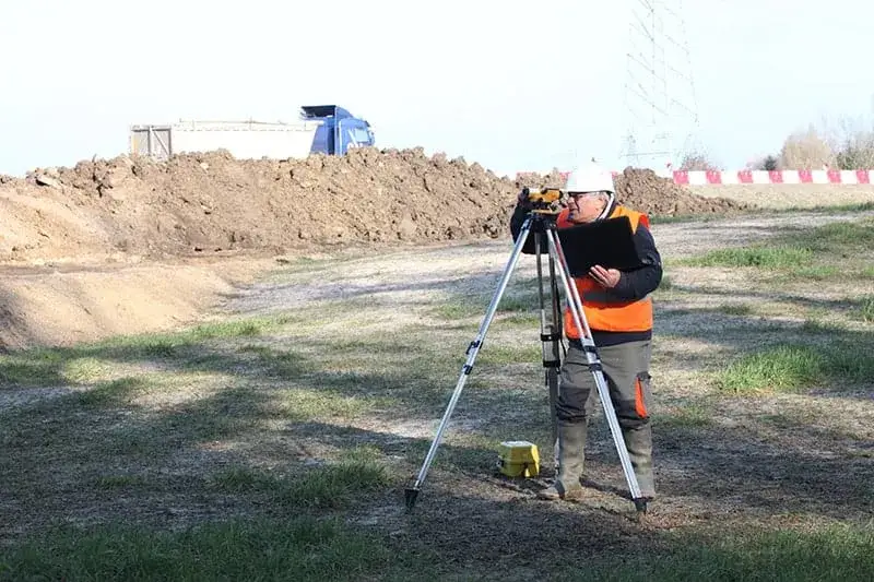 Geodeta w budowie domu: Niezbędny przewodnik po jego roli i usługach