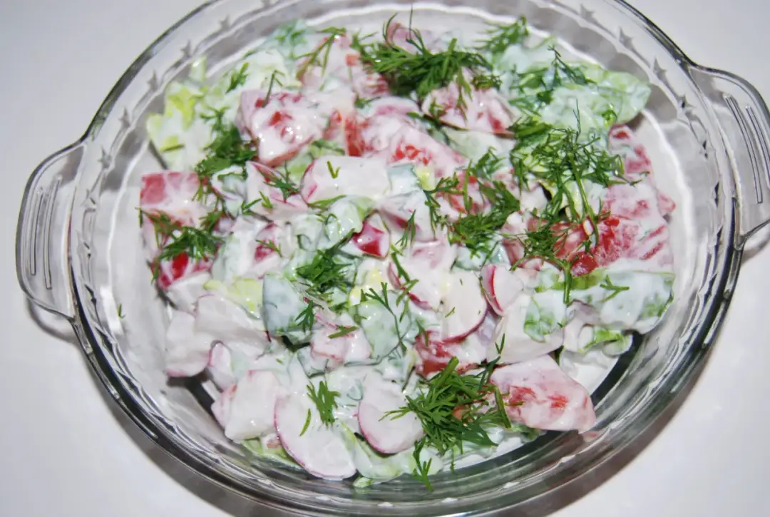 Szybka i prosta sałatka z rzodkiewki – idealny przepis na lato