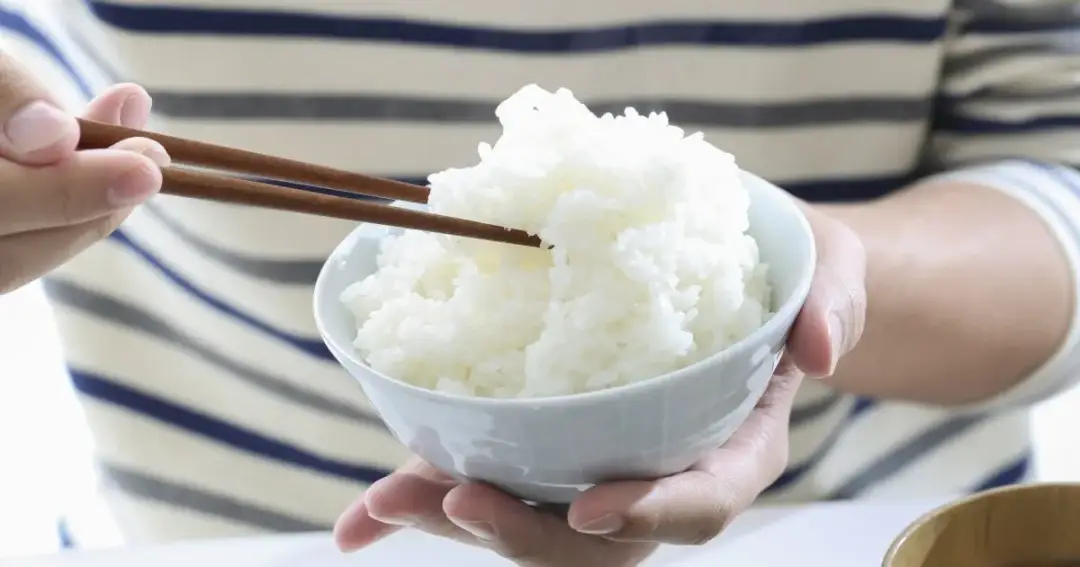 Czy ryż jest tuczący? Poznaj kaloryczność i wpływ na masę ciała