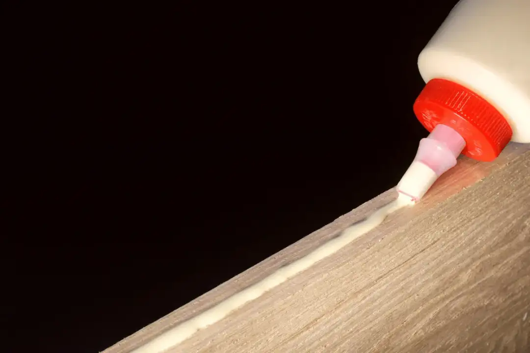 Kropelka na meblach? Usuń Super Glue bez uszkodzeń! Poradnik