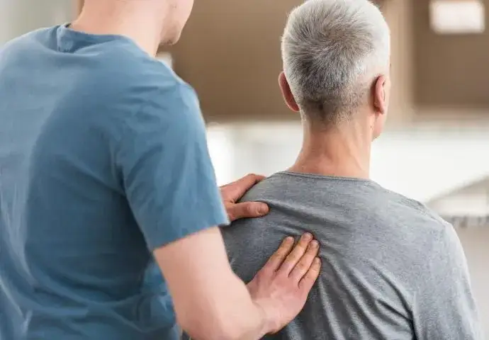 Czy alkohol szkodzi na kręgosłup? Sprawdź, jakie mogą być skutki