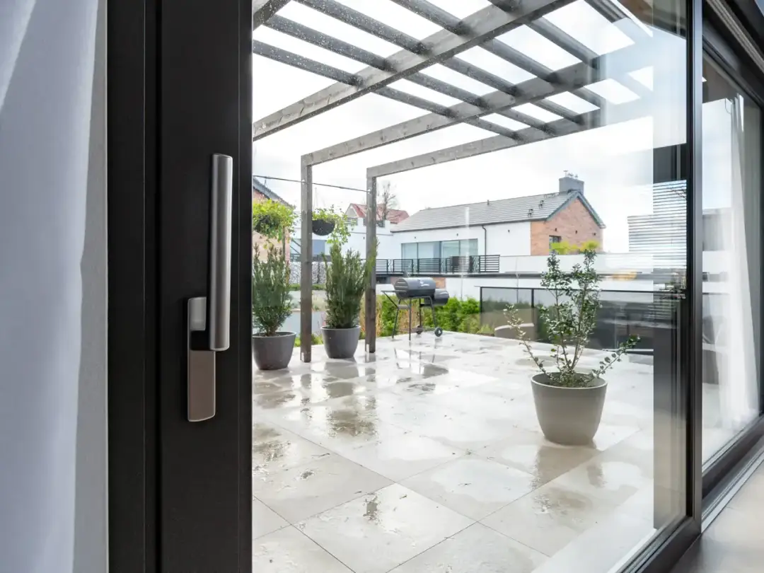 Jakie klamki do okien wybrać, aby zwiększyć bezpieczeństwo i styl?