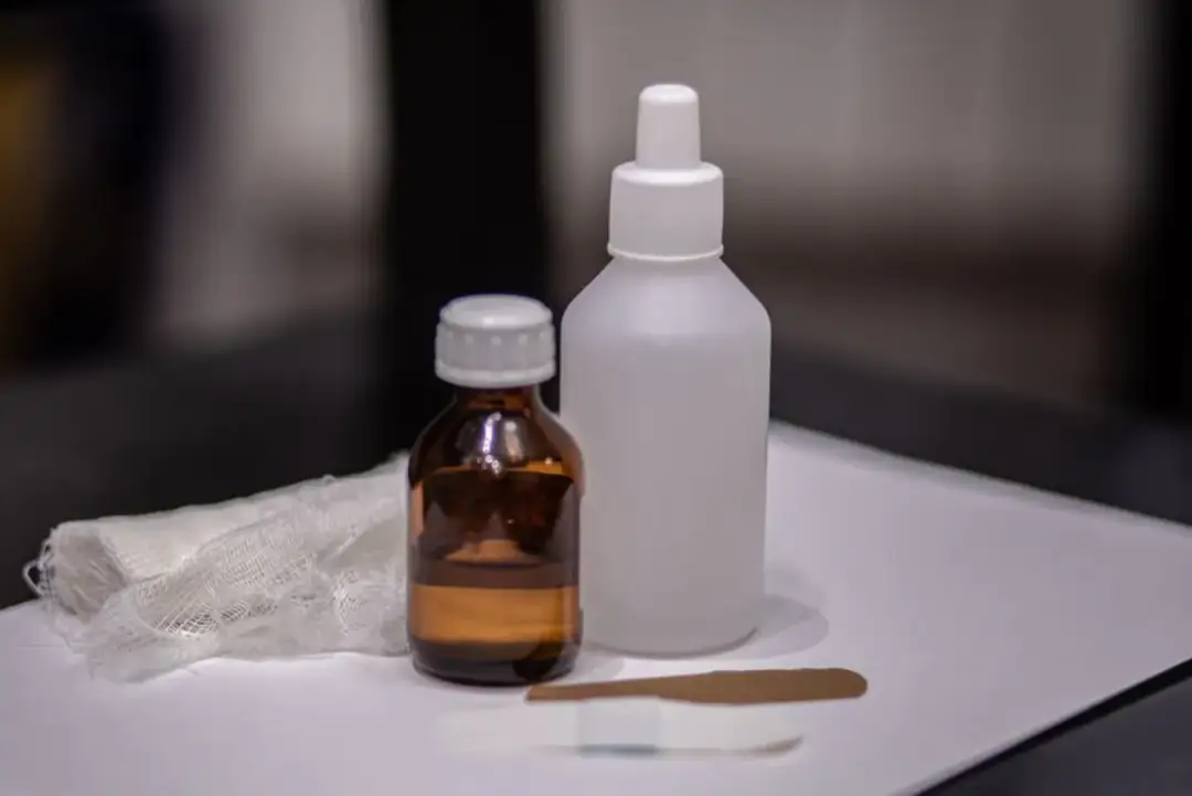 Czy wodą utlenioną można czyścić uszy? Ryzyko i skutki uboczne