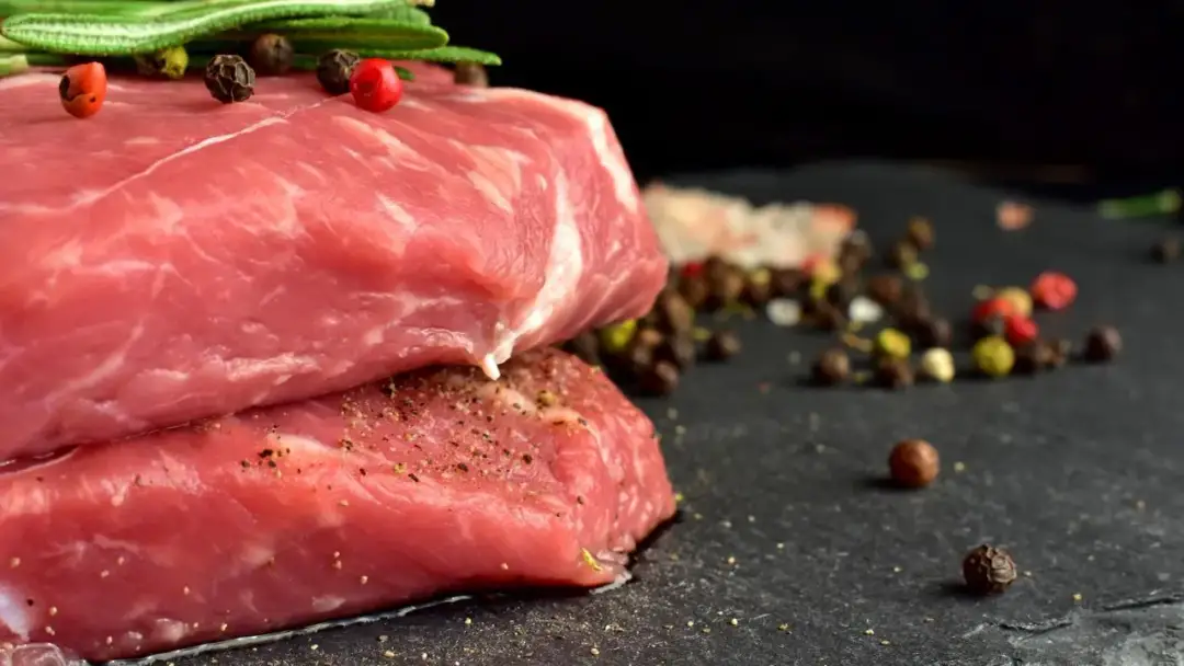 Jak długo dusić wołowinę, aby była miękka i soczysta? Sprawdź najlepsze porady!