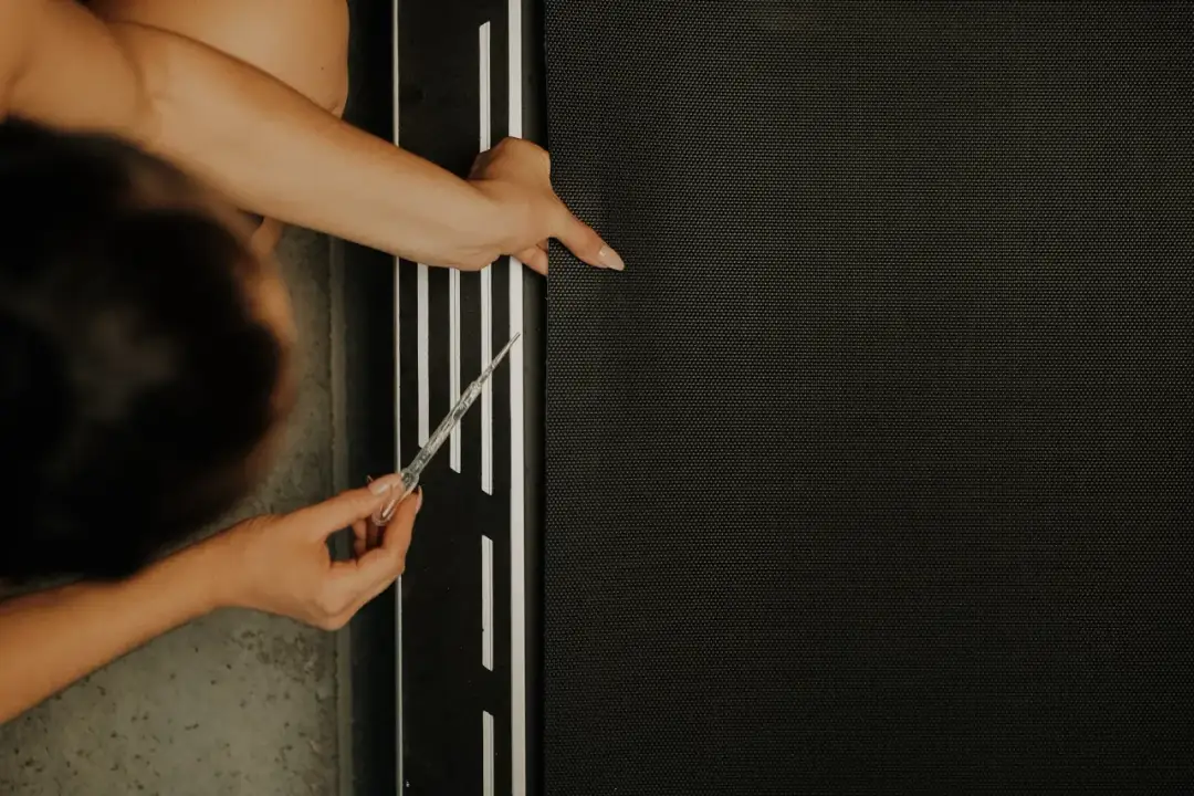 Dłoń z pipetką smaruje bieżnię bieżni.