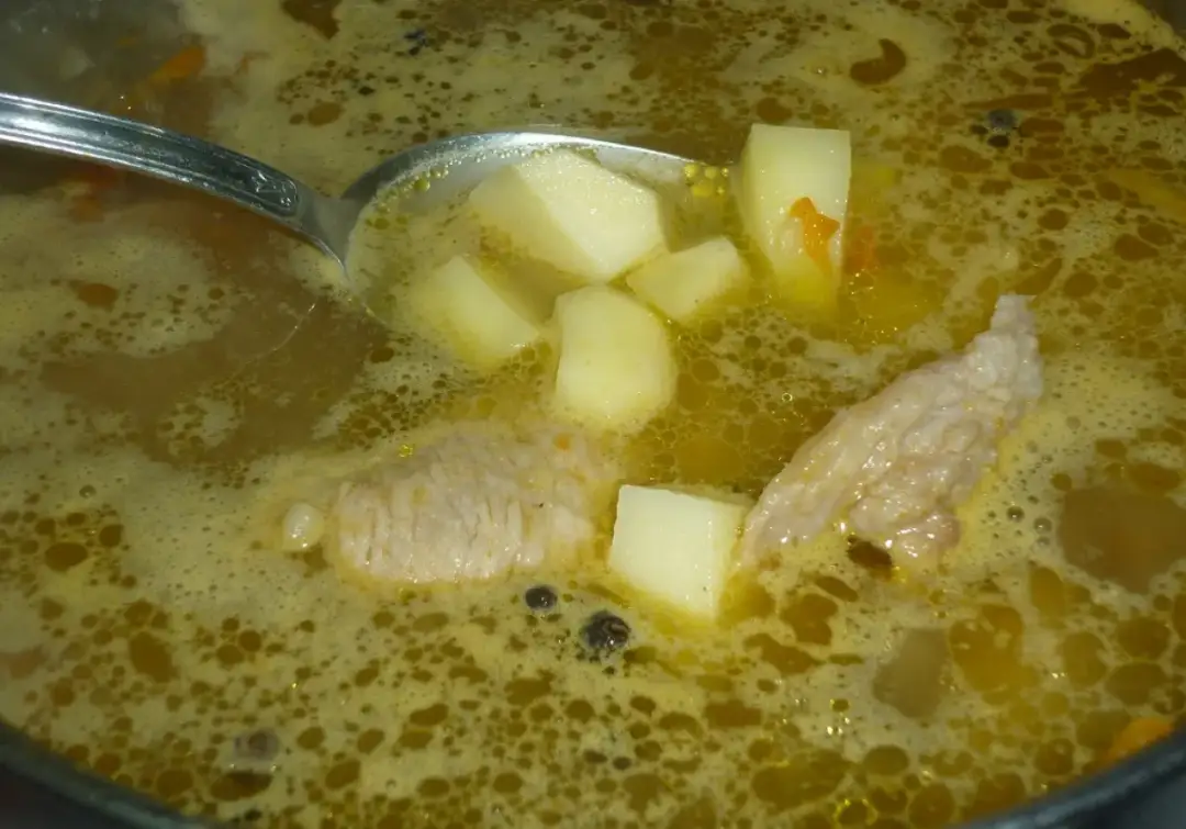 Jak ugotować pyszną zupę na surowych żeberkach? Prosty przepis i porady