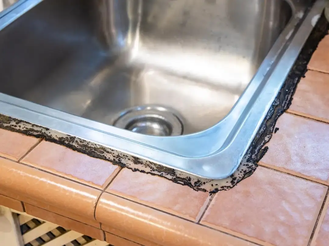 Jak silikonować zlew, aby uniknąć przecieków i pleśni?