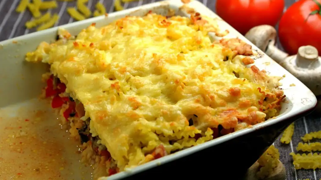 Prosta zapiekanka z makaronem i śmietaną, którą pokochasz na obiad