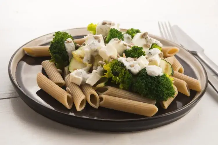 Przepis na fit sałatkę z makaronem pełnoziarnistym: Szybki sposób na dietę