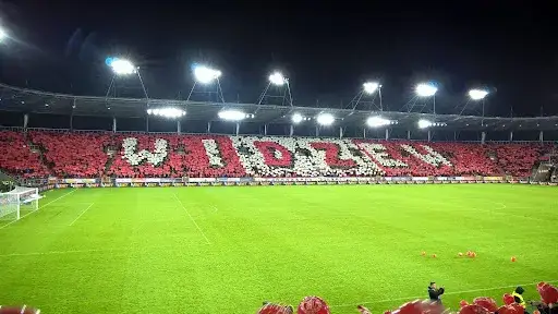 Siła łódzkich trybun: Jak adrenalina i sportowe emocje budują tożsamość mieszkańców?