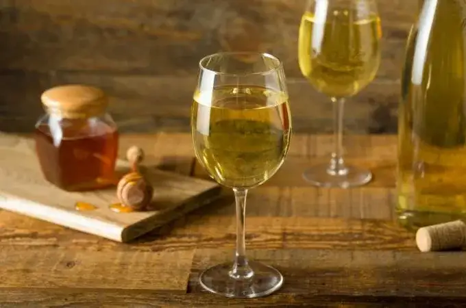 Jak zrobić miód pitny w domu - prosta receptura na pyszny trunek