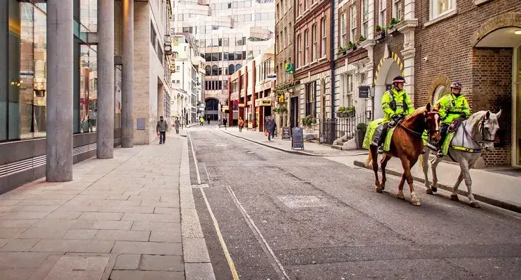 Czy można jeździć konno po chodniku? Przepisy, które musisz znać