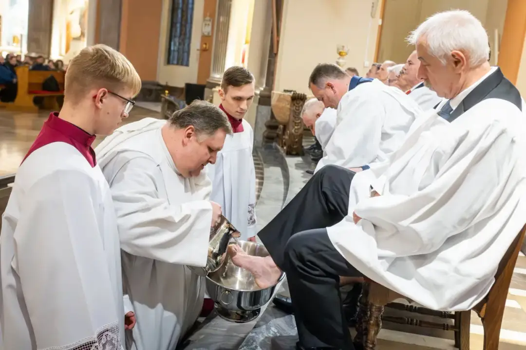 Podczas mszy Wieczerzy Pańskiej kapłan obmywa stopy wiernym, symbolizując pokorę i służbę.