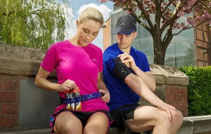 Gdzie telefon podczas biegania? Najlepsze sposoby na komfortowe noszenie