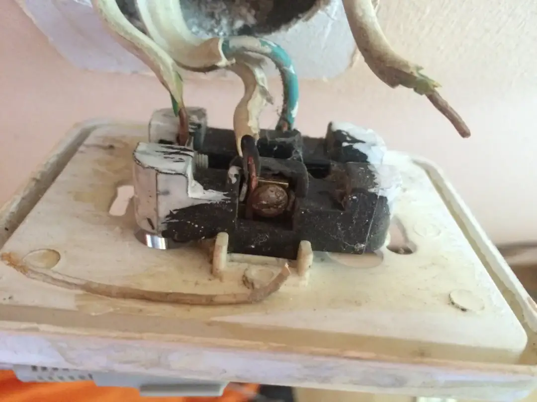 Jak sprawdzić uziemienie w gniazdku i uniknąć niebezpieczeństw